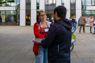 Unterhaltung bei Politik isst Wurst auf dem Marzahner Nachbarschaftsfest