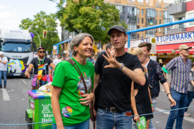 zwei Personen laufen auf der Straße und unterhalten sich.