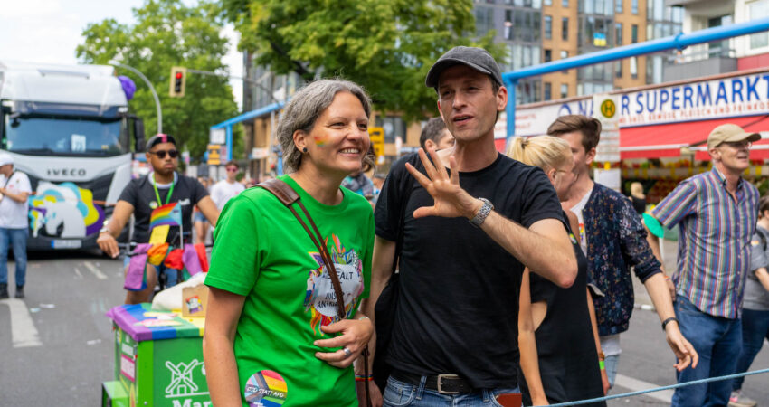 zwei Personen laufen auf der Straße und unterhalten sich.