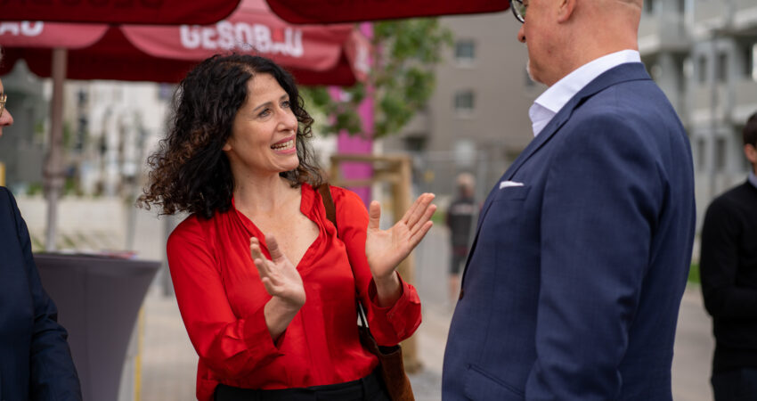 Bettina Jarasch bei der Jelbi Eröffnung im Stadtgut Hellersdorf, im Gespräch mit dem Gesobau-Vorstandsvorsitzenden Jörg Franzen