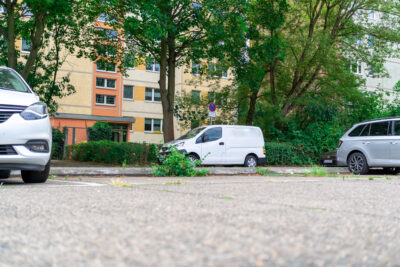 Leere Parkplätze zwischen Autos vor einem Wohnhaus