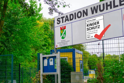 Das Schild vom Stadion Wuhletal mit dem eingebauten Kinderschutz Logo.