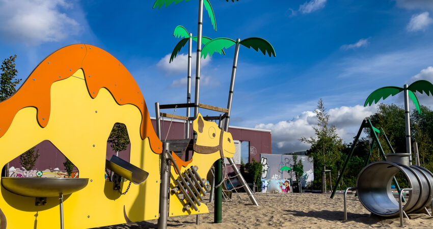 Spielplatz mit Kamel-Form und künstlichen Palmen