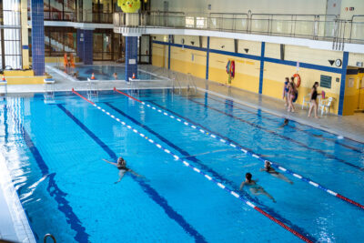 Schwimmhalle von innen mit schwimmenden Personen