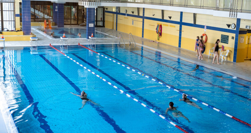 Schwimmhalle von innen mit schwimmenden Personen