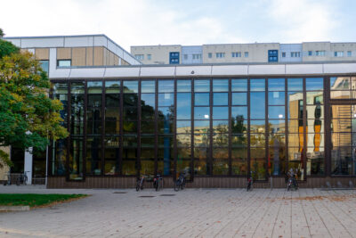 Schwimmhalle Freizeitforum Marzahn von außen.