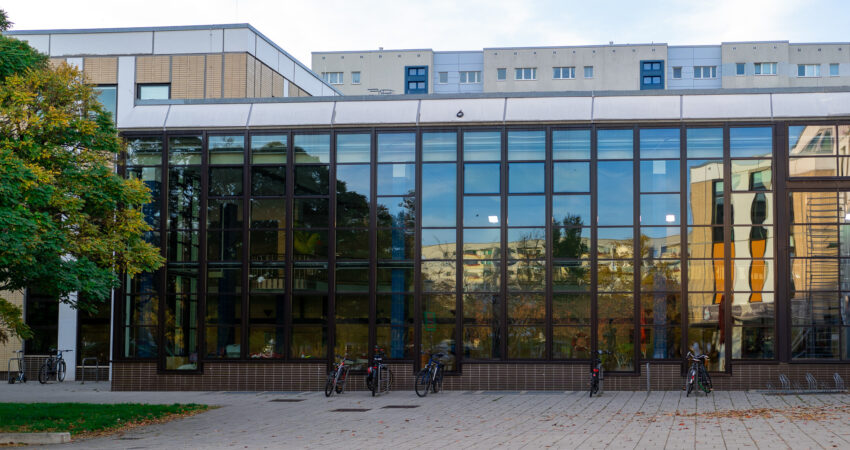 Schwimmhalle Freizeitforum Marzahn von außen.