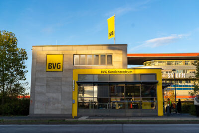 Das BVG-Kundenzentrum vor dem Eastgate