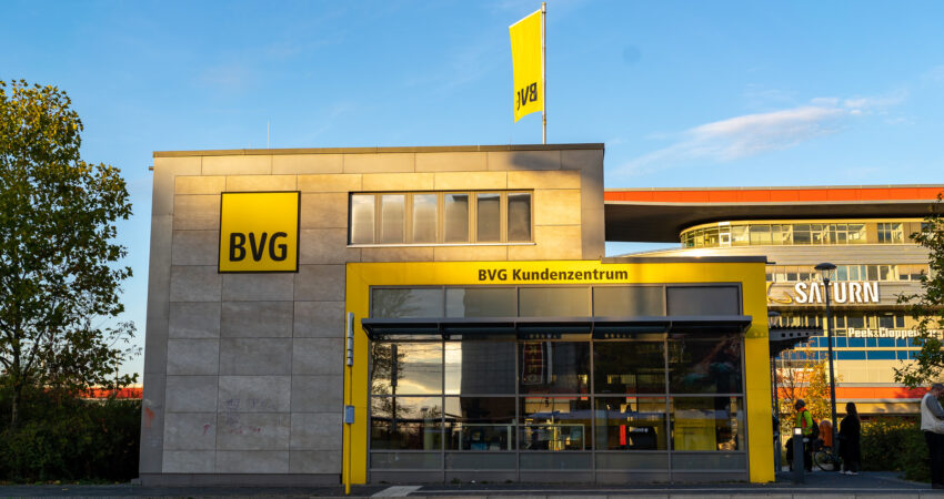 Das BVG-Kundenzentrum vor dem Eastgate