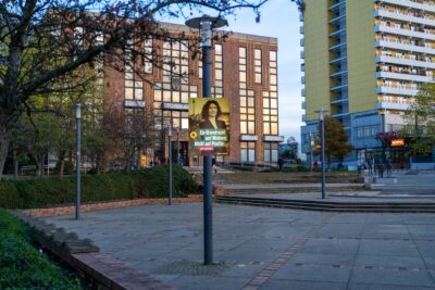 Helene-Weigel-Platz mit nachträglich eingefügtem Wahlplakat