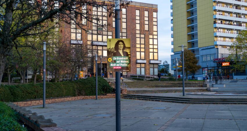 Helene-Weigel-Platz mit nachträglich eingefügtem Wahlplakat