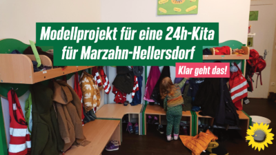 Kind holt sich Sachen aus der Garderobe in der Kita