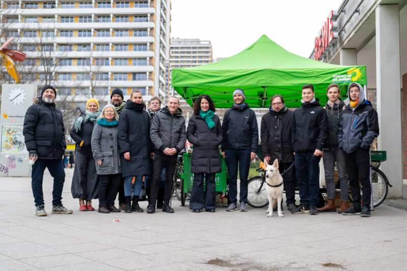 Bettina Jarasch steht mit den Bündnisgrünen aus Marzahn Hellersdorf auf dem Helene-Weigel-Platz