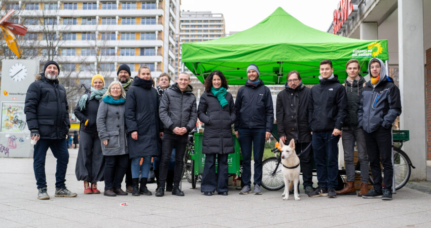 Bettina Jarasch steht mit den Bündnisgrünen aus Marzahn Hellersdorf auf dem Helene-Weigel-Platz