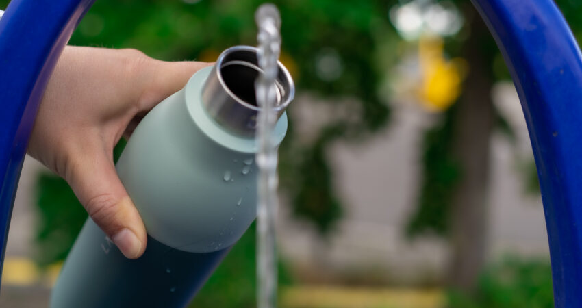 Trinkflasche wird am Trinkwasserbrunnen aufgefüllt