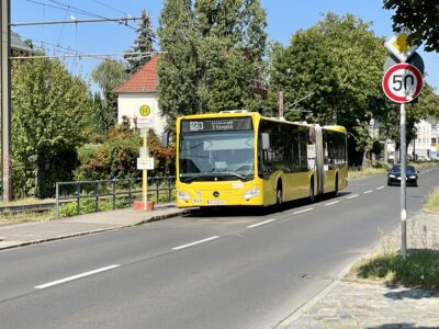 Ein Ersatzbus für die Tram-Linien 62 und 63 in Richtung S-Bahnhof Köpenick hält an einer Ersatzhaltestelle auf dem Hultschiner Damm.