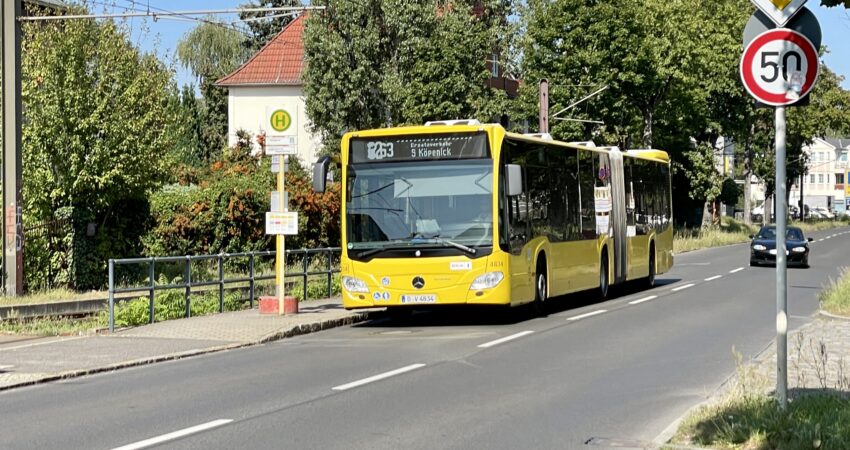 Ein Ersatzbus für die Tram-Linien 62 und 63 in Richtung S-Bahnhof Köpenick hält an einer Ersatzhaltestelle auf dem Hultschiner Damm.