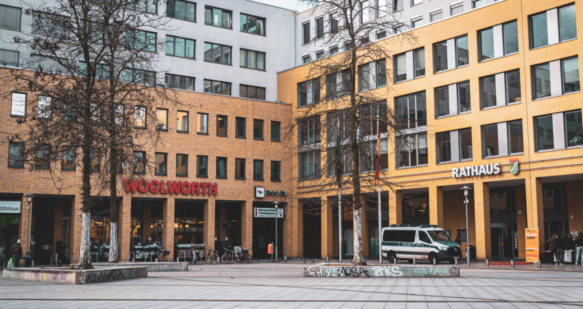 Der Alice-Salomon-Platz. Zwei kahle Bäume stehen auf dem Platz vor dem Gebäudekomplex.