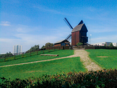 Eine Windmühle steht auf einem Berg.