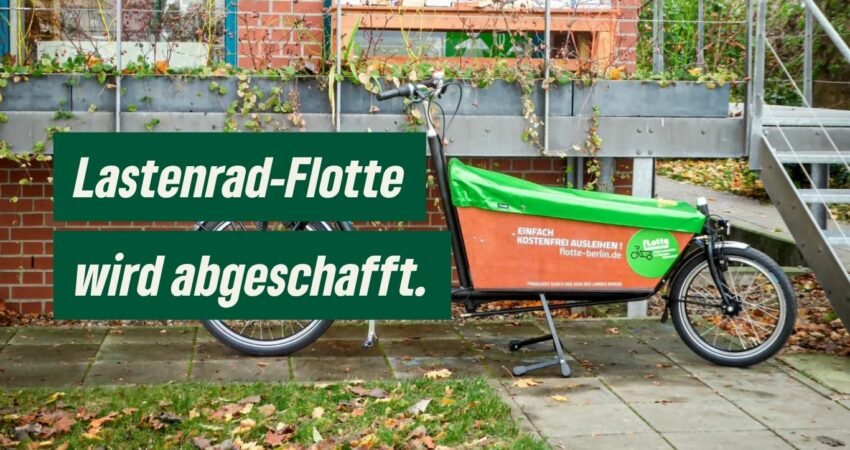 LastenradFlotteKlein Ein Lastenrad steht vor einem Gebäude. Auf dem Bild ist ein Text geschrieben: Lastenrad Flotte wird abgeschafft.
